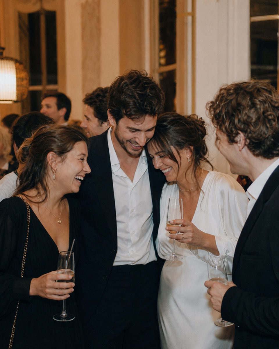 Amis célébrant ensemble